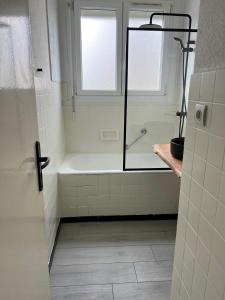 贝尔福COSY F3 PROCHE CENTRE的带淋浴和浴缸的浴室