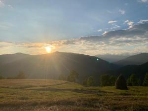 科马尔尼克Casutele din Poienita的山地的日落,太阳落山
