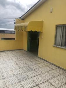 马瑙斯Apartamento Natureza Verde Manauara的黄色的房子,设有门和瓷砖地板