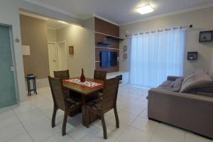 弗洛里亚诺波利斯Apartamento Safira / Praia dos ingleses的客厅配有桌子和沙发