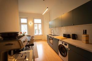 莱比锡Charles & Kätchen Design Zentrum的厨房配有洗衣机和烘干机