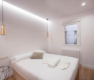 马德里NEW, Modern and Luxurious, 3BR Apt的白色的卧室设有白色的床和窗户。