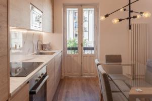 马德里NEW, Modern and Luxurious, 3BR Apt的厨房配有水槽和台面