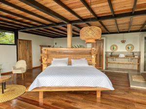 MeraCedro Amazon Lodge的一间卧室配有一张大床和木制床头板
