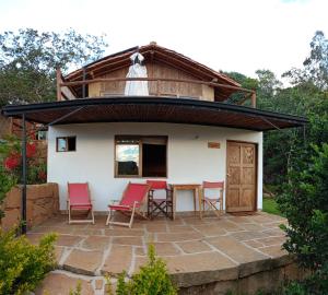 巴里查拉Hotel Cariguá的庭院中的小房子,配有桌椅