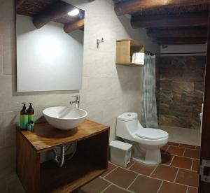 巴里查拉Hotel Cariguá的一间带水槽和卫生间的浴室