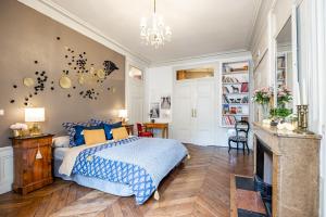 里昂Appartement Haussmannien d’Artiste, exception, quai de Saône balcon+Parking的一间卧室配有一张床和一个壁炉