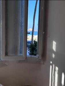 亚历山大Alexandria private rooms at Shared apartment, Only Men Guests 仅限男士的享有海滩景致的窗户。