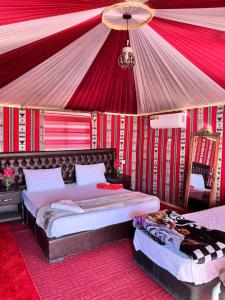瓦迪拉姆Rum luxury star的一间帐篷内带两张床的卧室