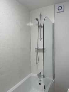 伯明翰Private En-suite的浴室里设有玻璃门淋浴