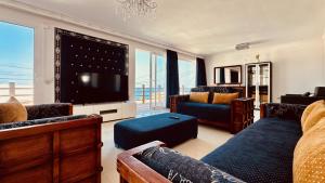 特尔德Click&Guest - Blue Marine in Playa del Hombre的带沙发和电视的客厅