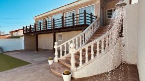 特尔德Click&Guest - Blue Marine in Playa del Hombre的房屋的一侧设有楼梯