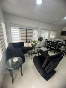 莱蒂西亚Casa En Leticia的客厅配有沙发、椅子和桌子