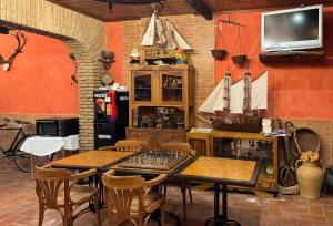西尔韦斯Quinta Jardim das Palmeiras, T2 n 8 , Algoz的一间带桌椅和电视的用餐室