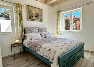 埃尔帕索Finca Maracuya的一间卧室设有一张床和两个窗户。