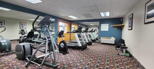 伯米吉Hotel Bemidji的健身房设有数台跑步机和椭圆机