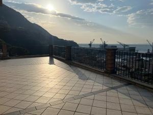 卡斯特拉玛雷帝斯达比亚Sunset Shores Oasis - Gulfview Haven Rooms with a View, strategic for Pompeii, Amalfi, Capri, and on the Road to Sorrento- progetto sociale Artigiani della preziosità的阳台享有大海和山脉的美景。