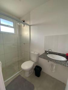 佩洛塔斯Casa em Condomínio Fechado的白色的浴室设有卫生间和水槽。