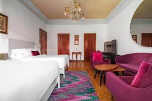 墨西哥城Pug Seal Polanco Anatole France的酒店客房配有两张床和紫色椅子