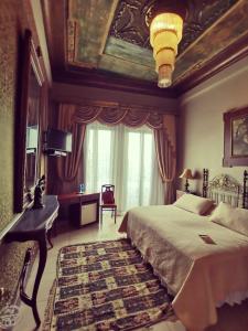 瓜亚基尔德尔里奥精品酒店的一间卧室配有一张床、一张书桌和一个窗户。