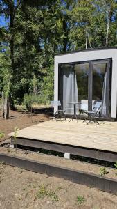 普孔Ketrawe Lodge的小木屋设有木甲板上的桌椅