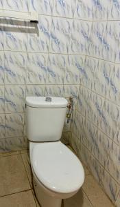 KoldaAppartement meublé Kolda的浴室铺有蓝色和白色瓷砖,设有白色卫生间。