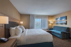 哥伦比亚TownePlace Suites by Marriott Columbia的酒店客房,配有床和蓝色的沙发