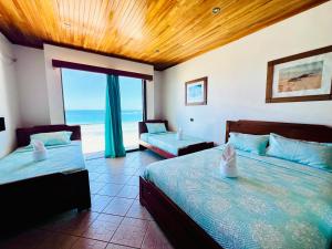比亚米尔港Hotel Sierra Negra的一间带两张床的卧室,享有海景