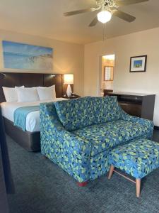 圣地亚哥老城旅馆的酒店客房,配有床和沙发