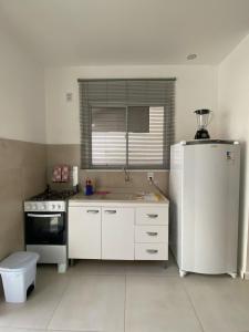 佩洛塔斯Casa em Condomínio Fechado的厨房配有白色冰箱和水槽
