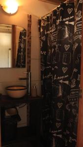 埃斯特角城La Quinta Hostel & Suites的浴室配有淋浴帘和盥洗盆。