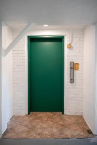 新奥尔良French Quarter Suites Hotel的白色砖墙中的绿色门