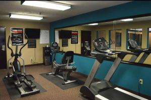 阿德莫尔Baymont by Wyndham Ardmore I-35的健身房设有数台有氧运动器材和镜子
