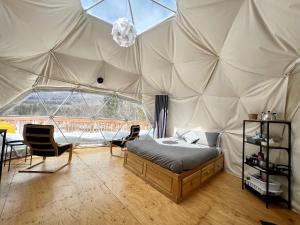 圣加布里尔德瓦尔卡捷Vallée Jeunesse Québec的帐篷内一间卧室,配有一张床
