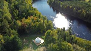 圣加布里尔德瓦尔卡捷Vallée Jeunesse Québec的河流中船只的空中景观