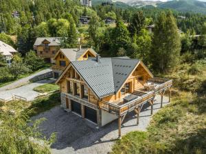 Le MélézetRésidence Pramouton - Chalets pour 9 Personnes 591的金属屋顶房屋的顶部景观