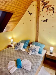 根尼斯迪亚斯Marta Guest House的墙上有鸟的房间的两张床