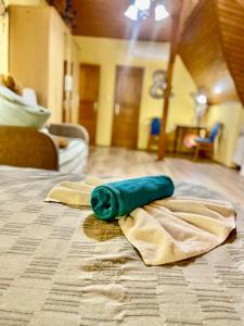 根尼斯迪亚斯Marta Guest House的床上的绿色滚动毛巾