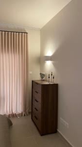 利马索尔T&L Apartments Agiaos Tychonas的一间卧室配有带两个蜡烛的梳妆台