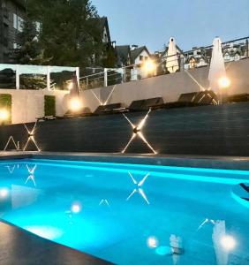 班斯科6 Luxury SPA Apartments TOP resort Bansko - incl wellness的夜晚在水中星星的游泳池