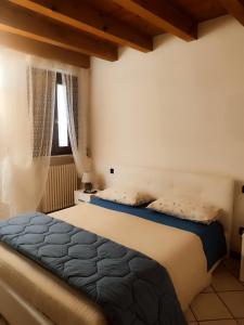 曼托瓦Ca' degli Sposi的一间卧室设有两张床和窗户。