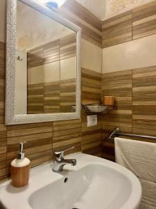 莫诺波利Casa Monopoli的一间带水槽和镜子的浴室