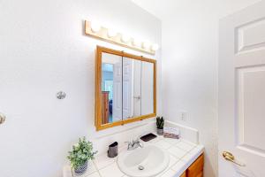 皮斯莫比奇La Marsielle 256的一间带水槽和镜子的浴室