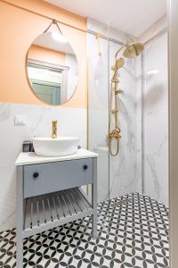伊斯坦布尔Kiztasi Apartments-Orange and Blue的一间带水槽和镜子的浴室