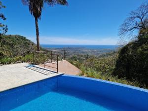 萨玛拉vista de loros的蓝色的海景游泳池
