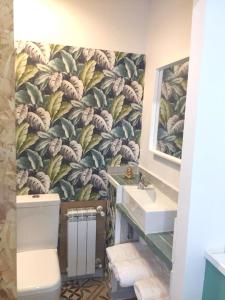 卡迪瓦2 bedrooms appartement with terrace and wifi at Xativa的浴室墙上挂着香蕉壁画