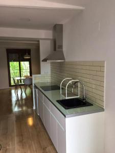 2 bedrooms appartement with terrace and wifi at Xativa的厨房或小厨房