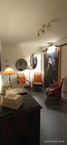 巴勒莫Jacona 365的客房配有桌椅和绘画作品