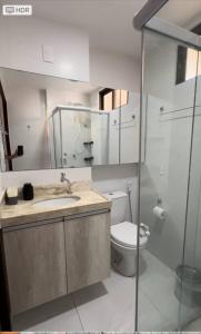 卡贝德卢Flat Praiano Aconchegante的一间带水槽和卫生间的浴室