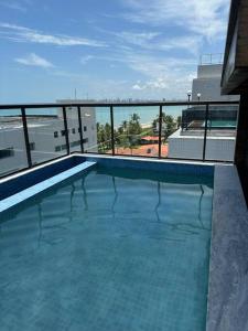 卡贝德卢Flat Praiano Aconchegante的大楼顶部的大型游泳池